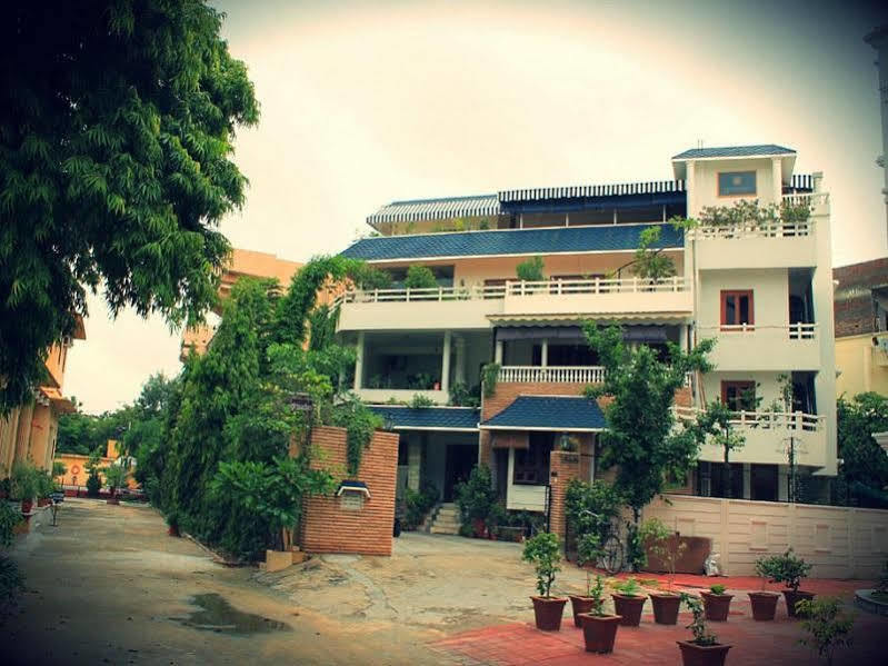Giri Homestay By Vista Rooms Dźajpur Zewnętrze zdjęcie